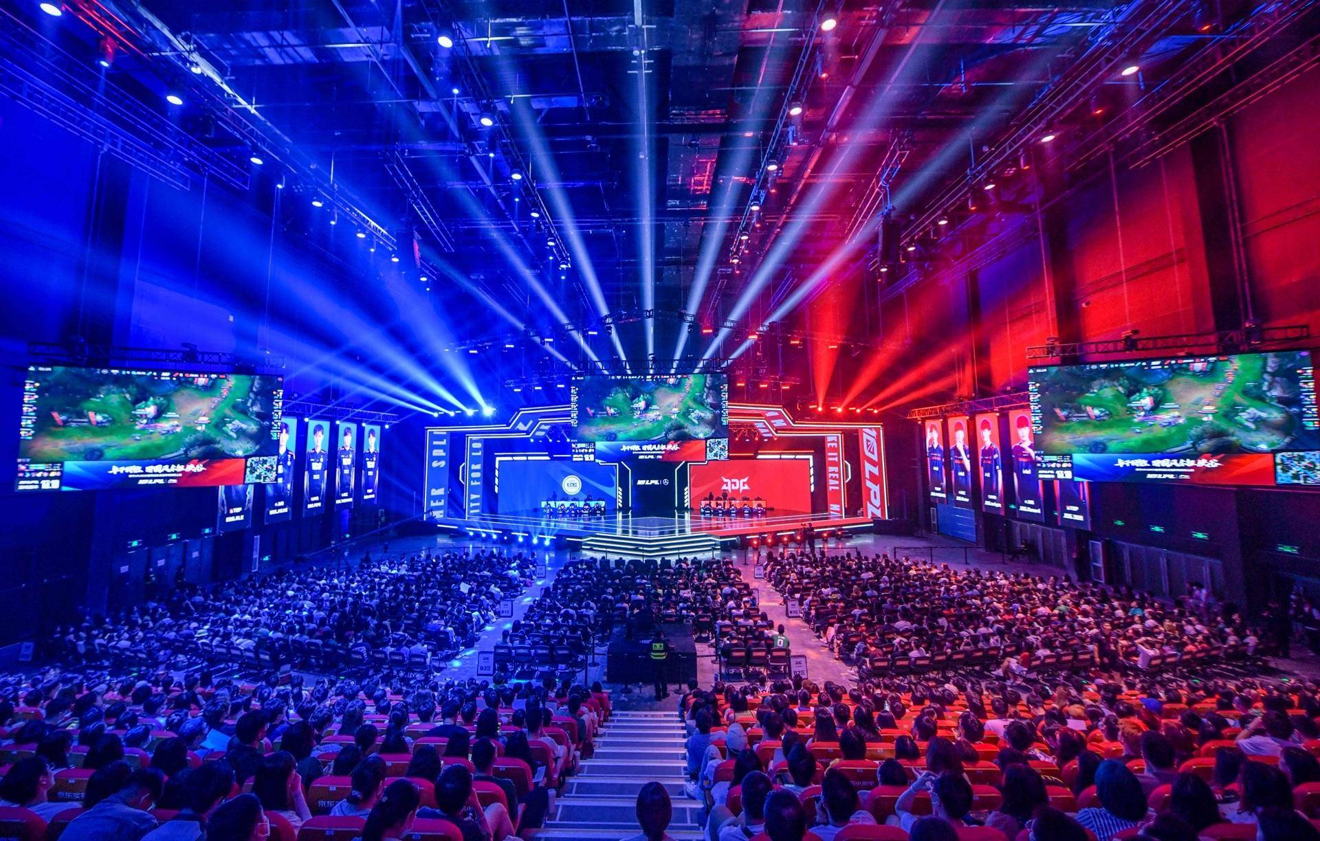 两名球员轮 两名球员轮