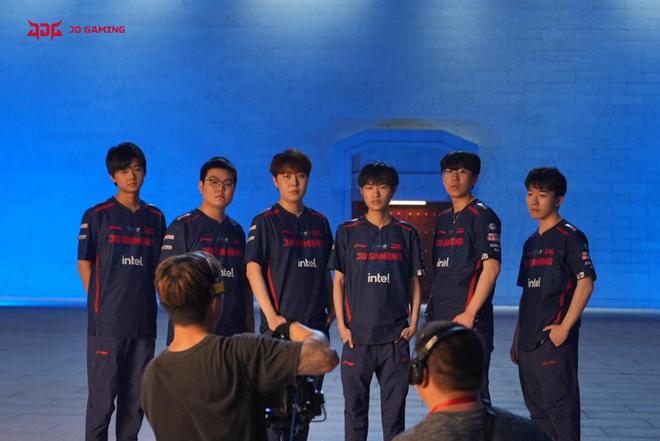 占据头条的 占据头条的