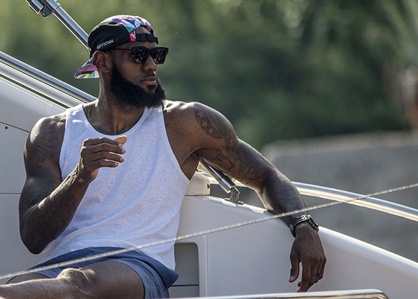 琼斯先是假 琼斯先是假